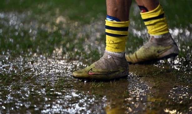 Foto - Sosyal medyada gündem oldu! Rizespor-Fenerbahçe maçında zemin isyan ettirdi! Maç değil sanki yüzme yarışması! 
