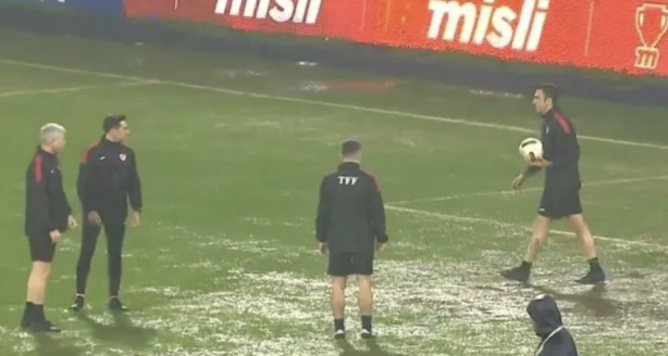 Foto - Sosyal medyada gündem oldu! Rizespor-Fenerbahçe maçında zemin isyan ettirdi! Maç değil sanki yüzme yarışması! 