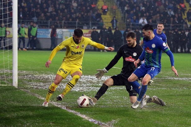 Foto - Sosyal medyada gündem oldu! Rizespor-Fenerbahçe maçında zemin isyan ettirdi! Maç değil sanki yüzme yarışması! 