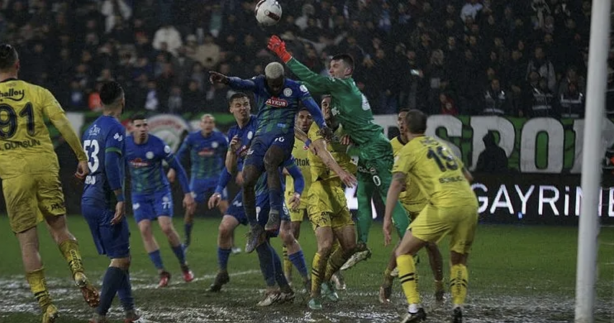 Foto - Sosyal medyada gündem oldu! Rizespor-Fenerbahçe maçında zemin isyan ettirdi! Maç değil sanki yüzme yarışması! 