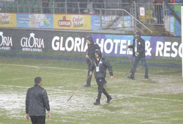 Foto - Sosyal medyada gündem oldu! Rizespor-Fenerbahçe maçında zemin isyan ettirdi! Maç değil sanki yüzme yarışması! 