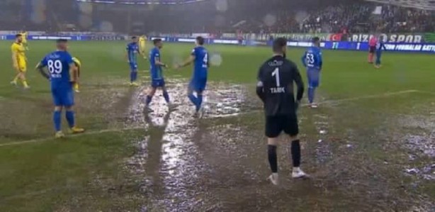 Sosyal medyada gündem oldu! Rizespor-Fenerbahçe maçında zemin isyan ettirdi! Maç değil sanki yüzme yarışması! 