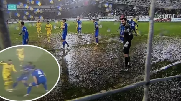 Foto - Sosyal medyada gündem oldu! Rizespor-Fenerbahçe maçında zemin isyan ettirdi! Maç değil sanki yüzme yarışması! 