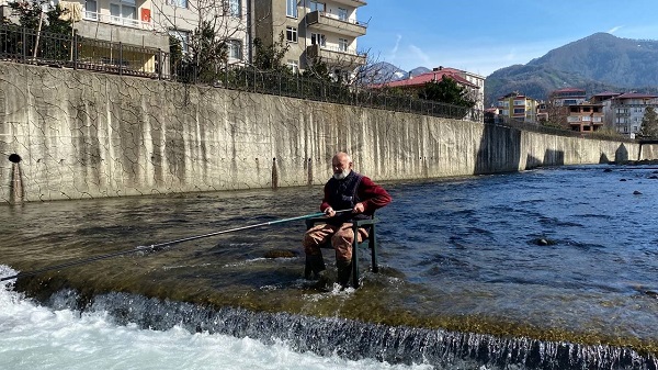 Foto - Sosyal medyada gündem oldu! Yok böyle olta balıkçısı