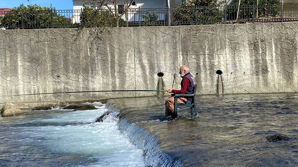 Foto - Sosyal medyada gündem oldu! Yok böyle olta balıkçısı