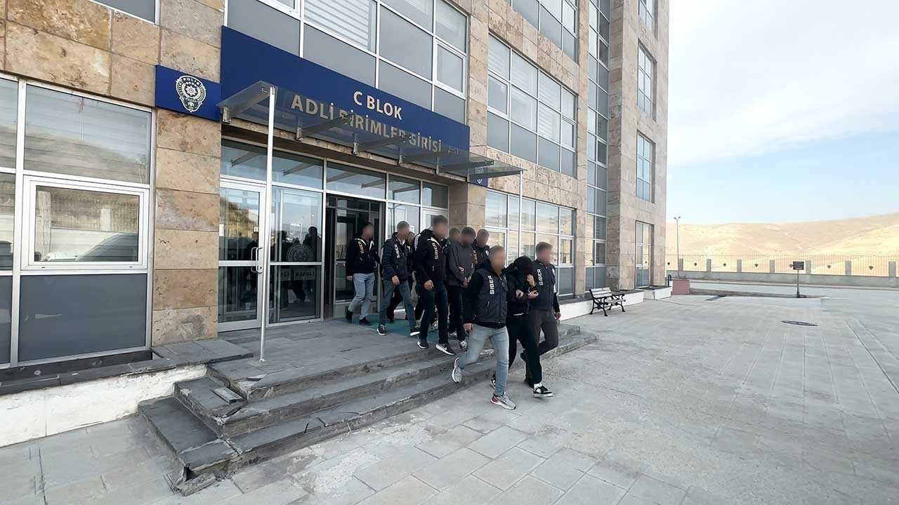 Sosyal medyadaki yatırım tuzağından dev vurgun çıktı! 500 bin TL’lik şikayet 1.3 milyarlık çeteyi çökertti!