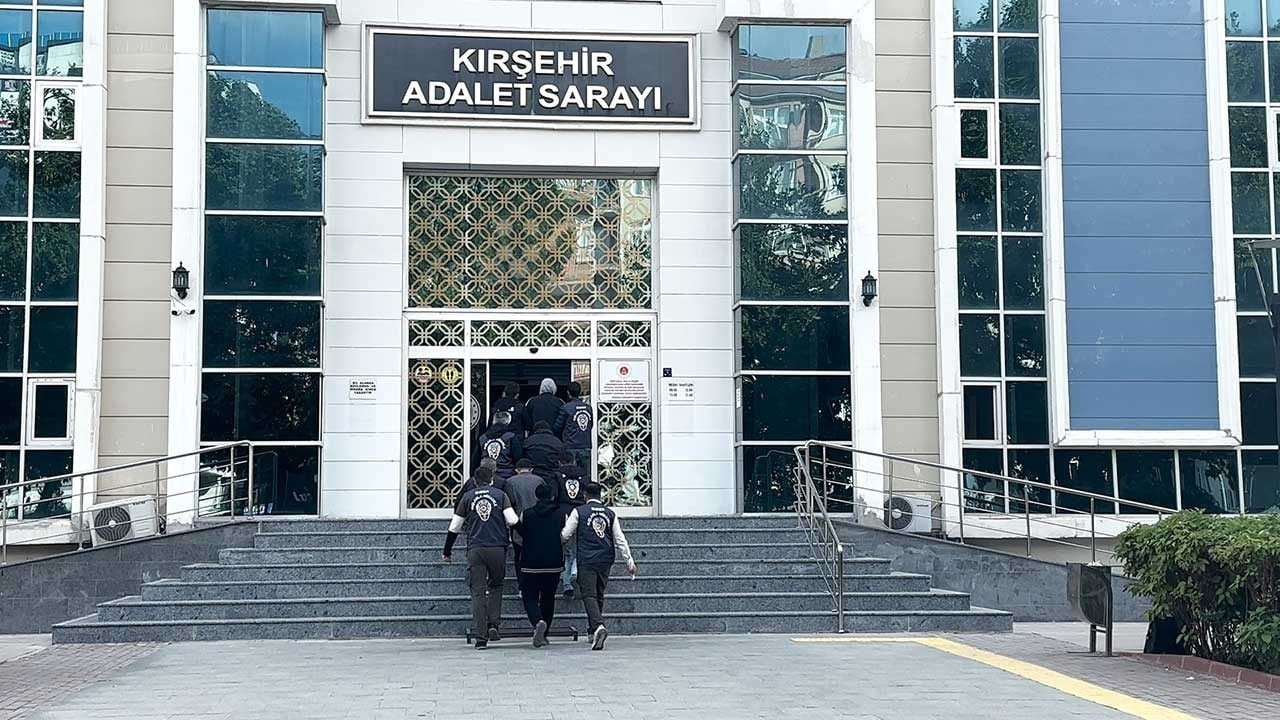 Foto - Sosyal medyadaki yatırım tuzağından dev vurgun çıktı! 500 bin TL’lik şikayet 1.3 milyarlık çeteyi çökertti!