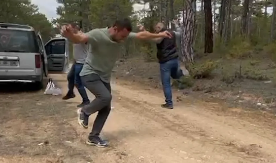 Foto - Sosyal medyaya damga vurdu! 3 arkadaşa zeybek oynatan besin