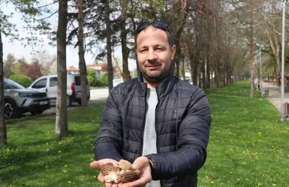 Foto - Sosyal medyaya damga vurdu! 3 arkadaşa zeybek oynatan besin