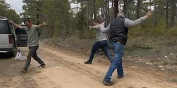 Sosyal medyaya damga vurdu! 3 arkadaşa zeybek oynatan besin