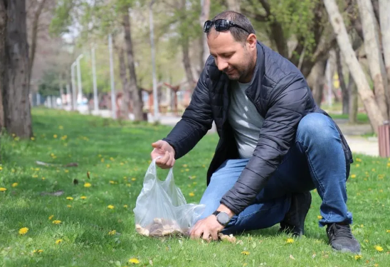 Foto - Sosyal medyaya damga vurdu! 3 arkadaşa zeybek oynatan besin