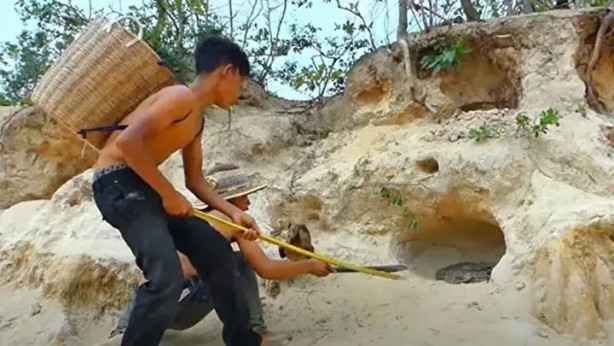 Foto - Sosyal medyayı sallayan anlar! Tavuğun inanılmaz mücadelesi