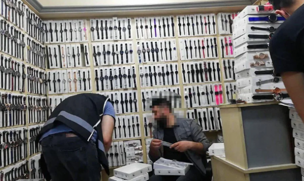 Foto - Sosyete Panikte! 1 milyon euroluk kaçak kol saati… Kuyumcu ve saat mağazalarında denetim