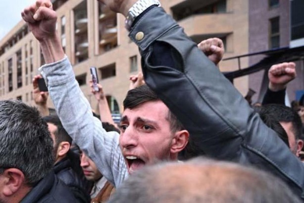 Foto - 'Soykırım' iddialarını sorguladı: Ermenistan'da Paşinyan hedef tahtasında!