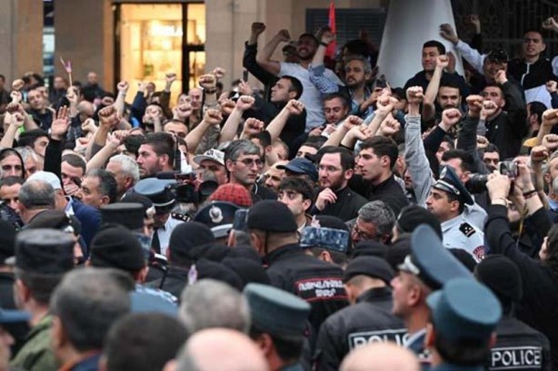 Foto - 'Soykırım' iddialarını sorguladı: Ermenistan'da Paşinyan hedef tahtasında!