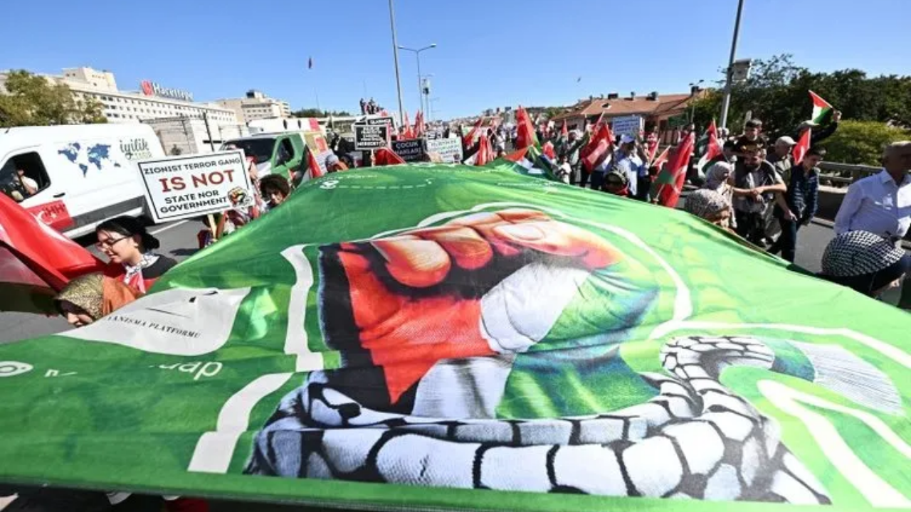Foto - Soykırımın yıldönümünde tüm Türkiye'de Filistin’e destek mitingi! On binler sokaklar döküldü, Siyonizme lanet Gazze’ye destek… 