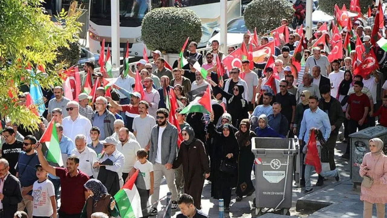 Foto - Soykırımın yıldönümünde tüm Türkiye'de Filistin’e destek mitingi! On binler sokaklar döküldü, Siyonizme lanet Gazze’ye destek… 