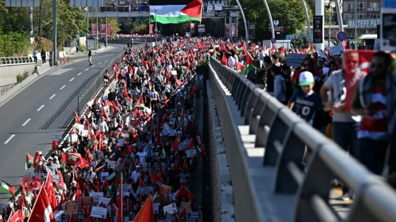 Foto - Soykırımın yıldönümünde tüm Türkiye'de Filistin’e destek mitingi! On binler sokaklar döküldü, Siyonizme lanet Gazze’ye destek… 