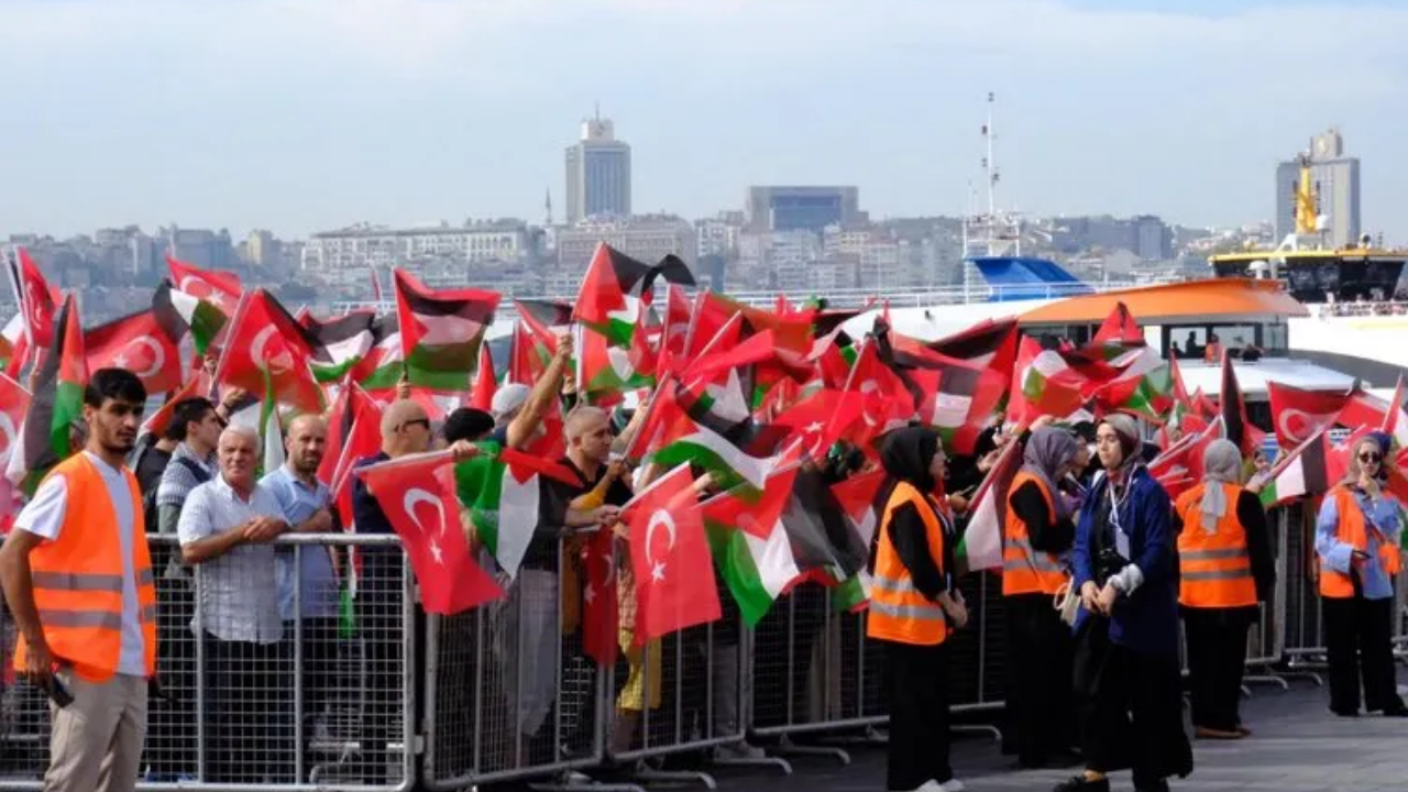 Foto - Soykırımın yıldönümünde tüm Türkiye'de Filistin’e destek mitingi! On binler sokaklar döküldü, Siyonizme lanet Gazze’ye destek… 