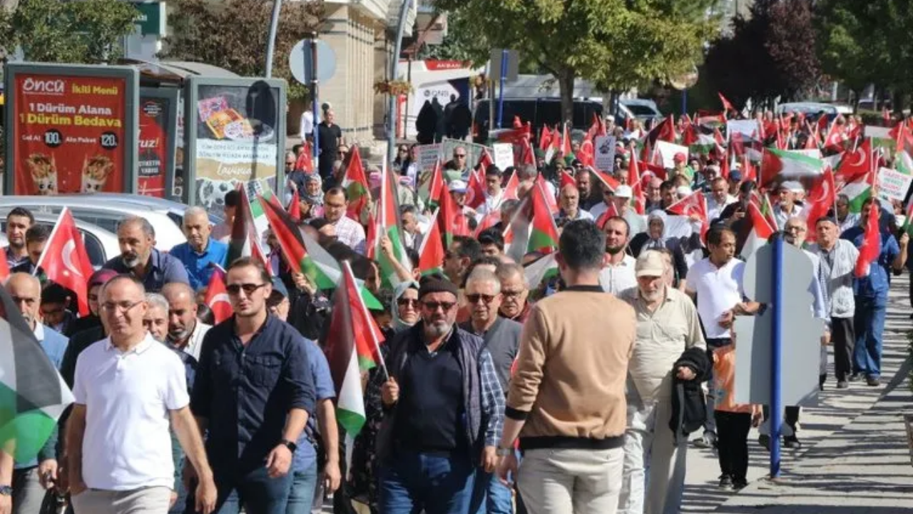 Foto - Soykırımın yıldönümünde tüm Türkiye'de Filistin’e destek mitingi! On binler sokaklar döküldü, Siyonizme lanet Gazze’ye destek… 