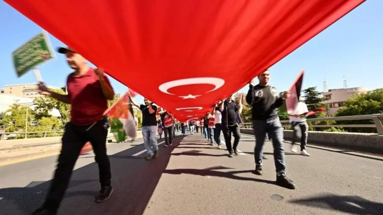 Foto - Soykırımın yıldönümünde tüm Türkiye'de Filistin’e destek mitingi! On binler sokaklar döküldü, Siyonizme lanet Gazze’ye destek… 