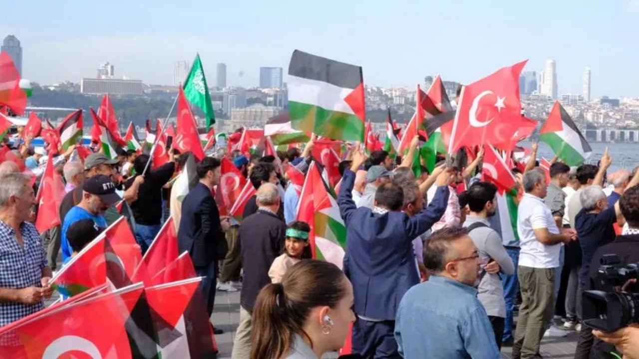 Foto - Soykırımın yıldönümünde tüm Türkiye'de Filistin’e destek mitingi! On binler sokaklar döküldü, Siyonizme lanet Gazze’ye destek… 