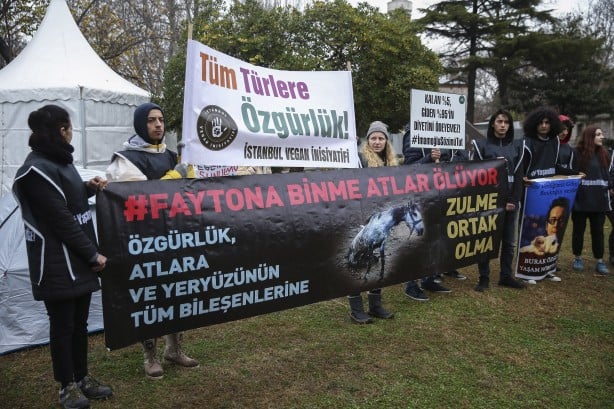 Foto - Sözünü tutmayan Ekrem İmamoğlu'na karşı İBB önündeki fayton eylemi 6. gününde!