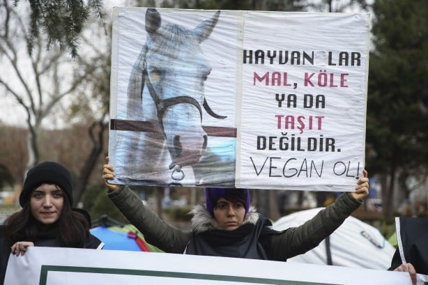 Foto - Sözünü tutmayan Ekrem İmamoğlu'na karşı İBB önündeki fayton eylemi 6. gününde!