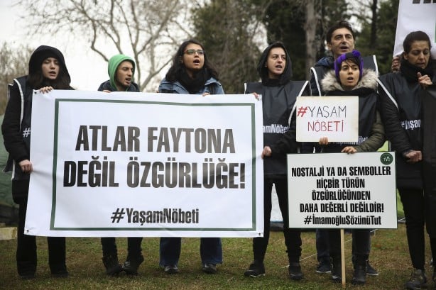 Foto - Sözünü tutmayan Ekrem İmamoğlu'na karşı İBB önündeki fayton eylemi 6. gününde!