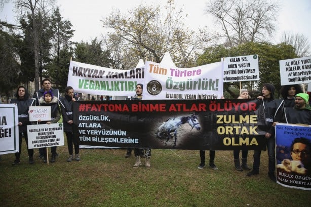 Foto - Sözünü tutmayan Ekrem İmamoğlu'na karşı İBB önündeki fayton eylemi 6. gününde!