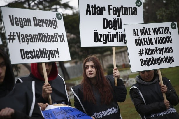 Foto - Sözünü tutmayan Ekrem İmamoğlu'na karşı İBB önündeki fayton eylemi 6. gününde!
