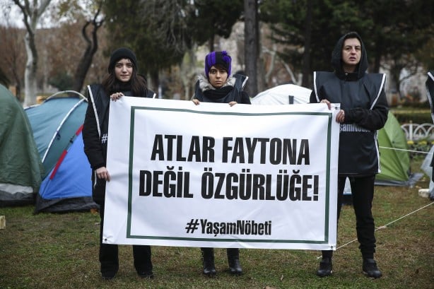 Foto - Sözünü tutmayan Ekrem İmamoğlu'na karşı İBB önündeki fayton eylemi 6. gününde!