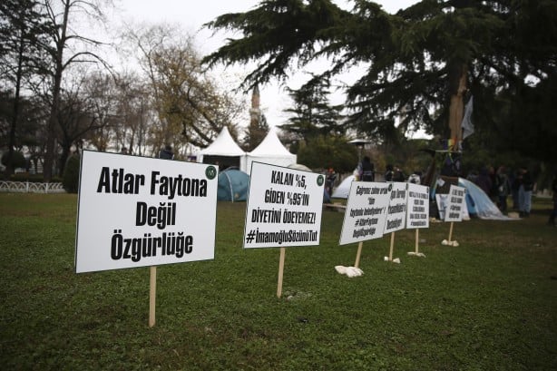 Foto - Sözünü tutmayan Ekrem İmamoğlu'na karşı İBB önündeki fayton eylemi 6. gününde!
