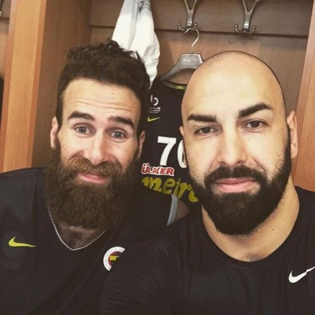 Foto - Sözünü tuttu saçını kesti!