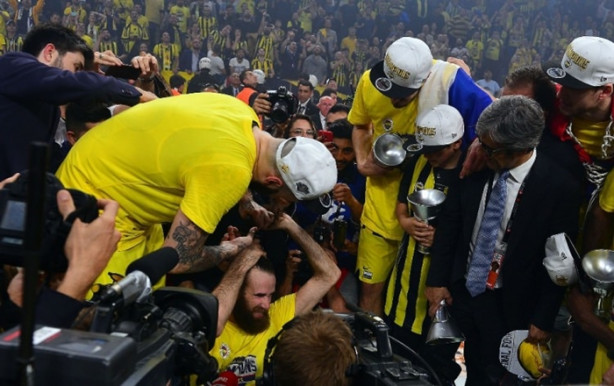 Foto - Sözünü tuttu saçını kesti!