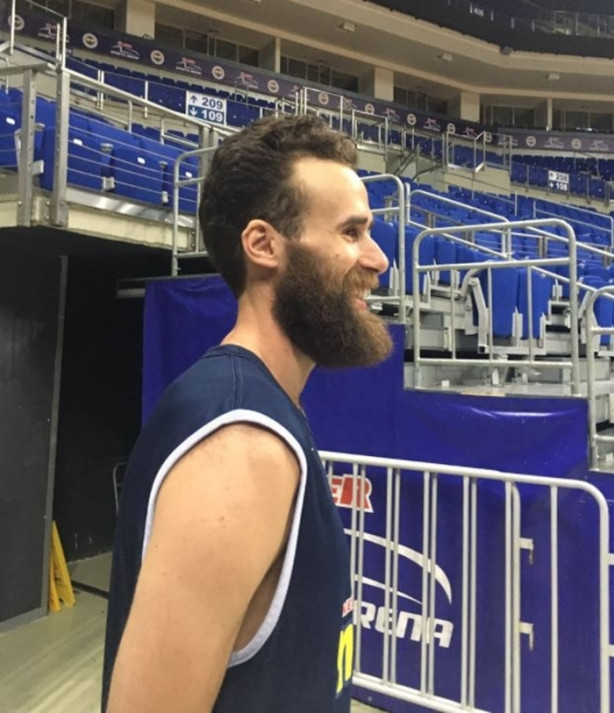 Foto - Sözünü tuttu saçını kesti!