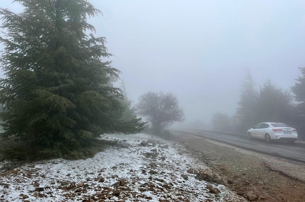 Foto - Spil Dağı'na nisan ayında kar yağdı