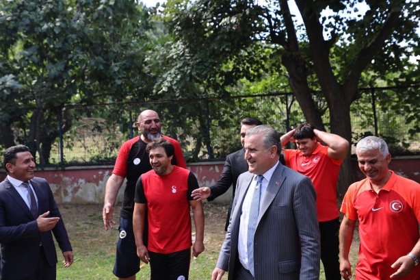 Foto - Spor Bakanı Osman Aşkın Bak, Minderin Aslanlarını ziyaret etti...