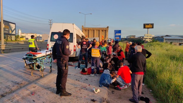 Foto - Sporcuları taşıyan minibüs hafriyat kamyonuna çarptı! 16 kişi…