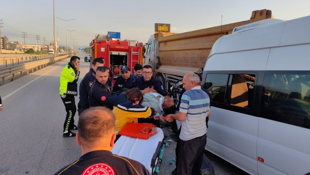 Foto - Sporcuları taşıyan minibüs hafriyat kamyonuna çarptı! 16 kişi…