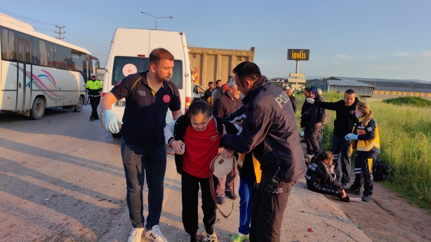 Foto - Sporcuları taşıyan minibüs hafriyat kamyonuna çarptı! 16 kişi…