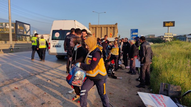 Foto - Sporcuları taşıyan minibüs hafriyat kamyonuna çarptı! 16 kişi…