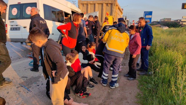 Foto - Sporcuları taşıyan minibüs hafriyat kamyonuna çarptı! 16 kişi…