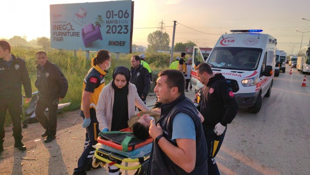 Foto - Sporcuları taşıyan minibüs hafriyat kamyonuna çarptı! 16 kişi…