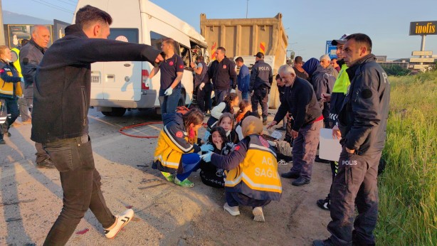 Foto - Sporcuları taşıyan minibüs hafriyat kamyonuna çarptı! 16 kişi…