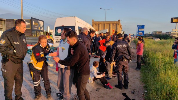 Foto - Sporcuları taşıyan minibüs hafriyat kamyonuna çarptı! 16 kişi…