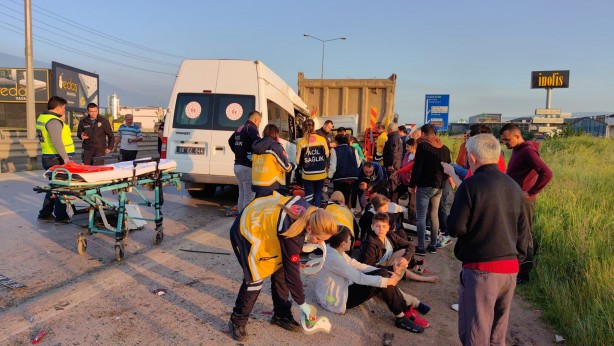 Foto - Sporcuları taşıyan minibüs hafriyat kamyonuna çarptı! 16 kişi…