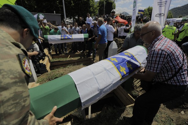 Foto - Srebrenitsa katliamında şehit olan 33 kişi daha toprağa verildi