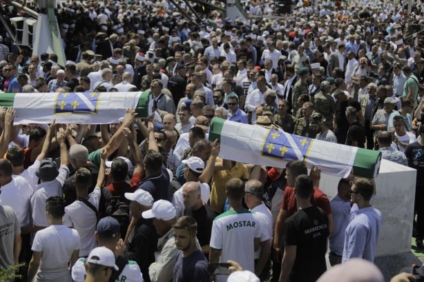 Foto - Srebrenitsa katliamında şehit olan 33 kişi daha toprağa verildi