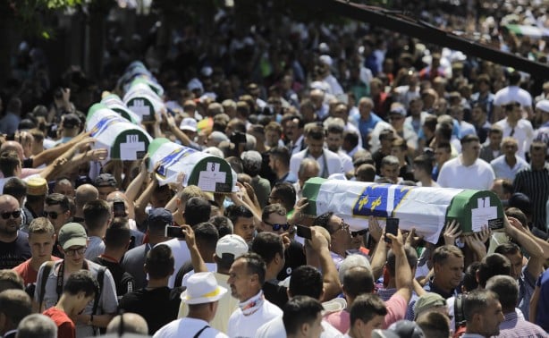 Foto - Srebrenitsa katliamında şehit olan 33 kişi daha toprağa verildi